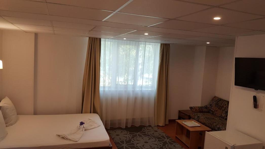 Hotel Viva Плоещ Екстериор снимка