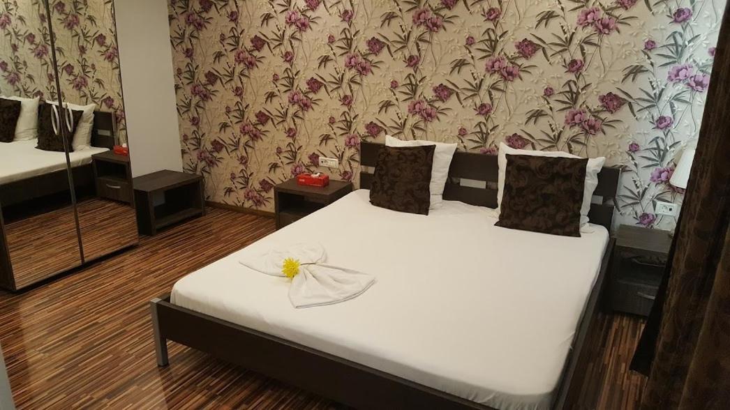 Hotel Viva Плоещ Екстериор снимка